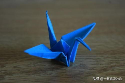 天空是蔚蓝色窗外有千纸鹤_天空是蔚蓝色窗外有千纸鹤是哪首歌