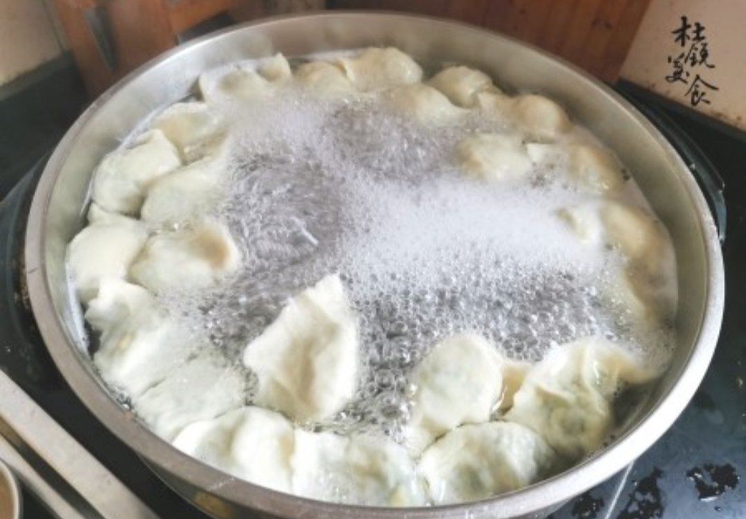 为防止饺子粘皮_为防止饺子粘皮,煮饺子时可以放少量什么